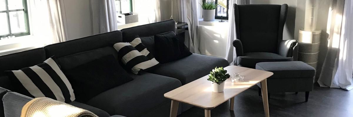 Interiør fra Bykollegiet med sofa, bord og lænestol