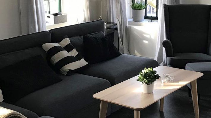 Interiør fra Bykollegiet med sofa, bord og lænestol
